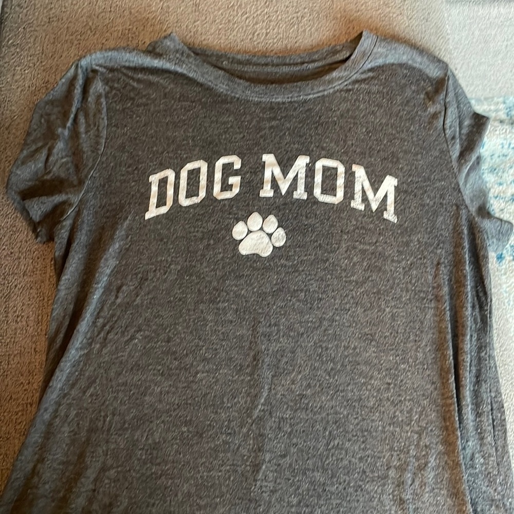 Dog Mom T-shirt size m women’s